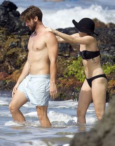 Аппетитная Майли Сайрус в черном бикини на Гавайях фото #17