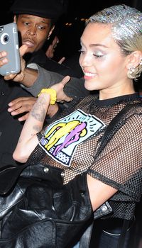 Майли Сайрус показала соски на концертной площадке Terminal 5 фото #4