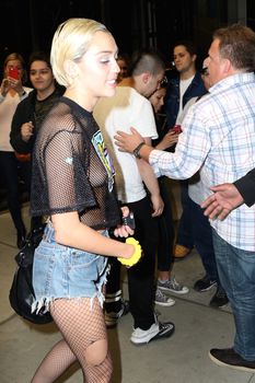 Майли Сайрус показала соски на концертной площадке Terminal 5 фото #12