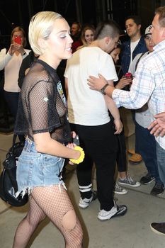 Майли Сайрус показала соски на концертной площадке Terminal 5 фото #13