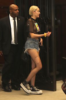 Майли Сайрус показала соски на концертной площадке Terminal 5 фото #14