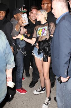 Майли Сайрус показала соски на концертной площадке Terminal 5 фото #15