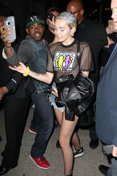 Майли Сайрус показала соски на концертной площадке Terminal 5 фото #18