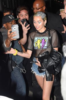 Майли Сайрус показала соски на концертной площадке Terminal 5 фото #20