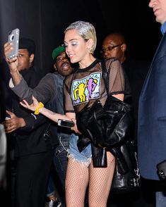 Майли Сайрус показала соски на концертной площадке Terminal 5 фото #23