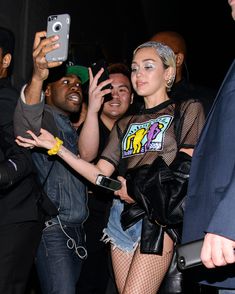 Майли Сайрус показала соски на концертной площадке Terminal 5 фото #28