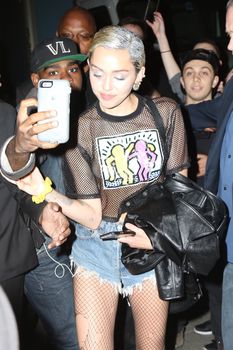 Майли Сайрус показала соски на концертной площадке Terminal 5 фото #29