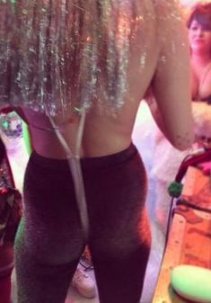 Шаловливая Майли Сайрус на вечеринке The Womb Christmas фото #3