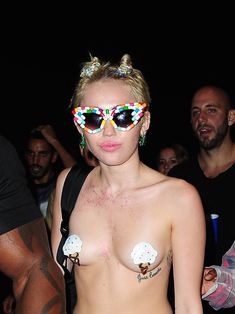 Майли Сайрус пришла топлесс на вечеринку дизайнера одежды Александра Вана фото #2