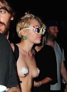 Майли Сайрус пришла топлесс на вечеринку дизайнера одежды Александра Вана фото #6