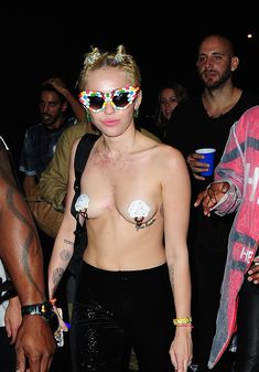 Майли Сайрус пришла топлесс на вечеринку дизайнера одежды Александра Вана фото #7