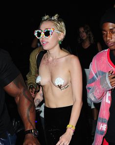 Майли Сайрус пришла топлесс на вечеринку дизайнера одежды Александра Вана фото #8