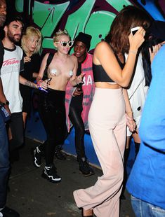 Майли Сайрус пришла топлесс на вечеринку дизайнера одежды Александра Вана фото #14