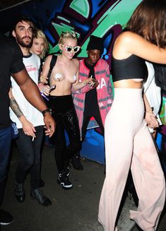 Майли Сайрус пришла топлесс на вечеринку дизайнера одежды Александра Вана фото #15