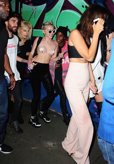 Майли Сайрус пришла топлесс на вечеринку дизайнера одежды Александра Вана фото #16