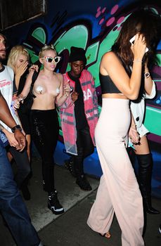 Майли Сайрус пришла топлесс на вечеринку дизайнера одежды Александра Вана фото #18