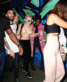 Майли Сайрус пришла топлесс на вечеринку дизайнера одежды Александра Вана фото #19