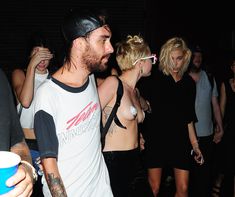 Майли Сайрус пришла топлесс на вечеринку дизайнера одежды Александра Вана фото #31