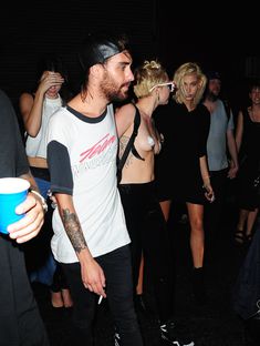 Майли Сайрус пришла топлесс на вечеринку дизайнера одежды Александра Вана фото #32