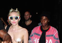 Майли Сайрус пришла топлесс на вечеринку дизайнера одежды Александра Вана фото #34