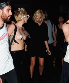 Майли Сайрус пришла топлесс на вечеринку дизайнера одежды Александра Вана фото #35