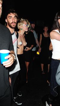 Майли Сайрус пришла топлесс на вечеринку дизайнера одежды Александра Вана фото #37