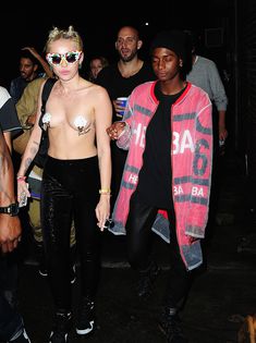 Майли Сайрус пришла топлесс на вечеринку дизайнера одежды Александра Вана фото #38