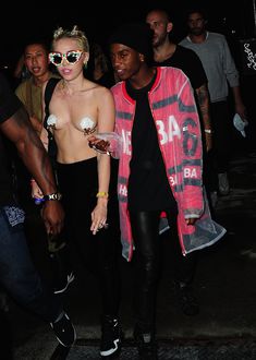 Майли Сайрус пришла топлесс на вечеринку дизайнера одежды Александра Вана фото #39