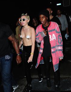 Майли Сайрус пришла топлесс на вечеринку дизайнера одежды Александра Вана фото #40