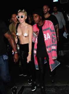 Майли Сайрус пришла топлесс на вечеринку дизайнера одежды Александра Вана фото #41