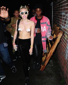 Майли Сайрус пришла топлесс на вечеринку дизайнера одежды Александра Вана фото #45