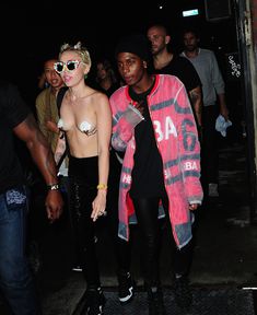 Майли Сайрус пришла топлесс на вечеринку дизайнера одежды Александра Вана фото #46