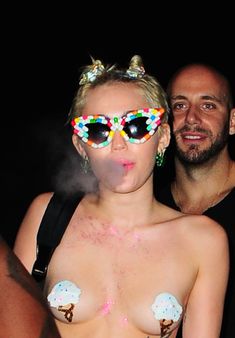 Майли Сайрус пришла топлесс на вечеринку дизайнера одежды Александра Вана фото #47