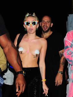 Майли Сайрус пришла топлесс на вечеринку дизайнера одежды Александра Вана фото #48