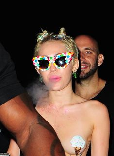 Майли Сайрус пришла топлесс на вечеринку дизайнера одежды Александра Вана фото #49