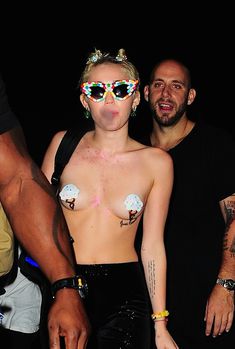 Майли Сайрус пришла топлесс на вечеринку дизайнера одежды Александра Вана фото #50