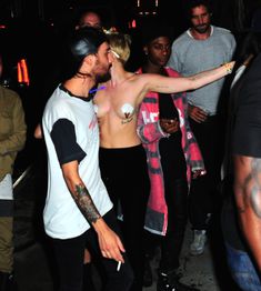 Майли Сайрус пришла топлесс на вечеринку дизайнера одежды Александра Вана фото #51