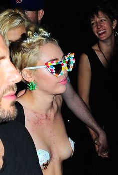 Майли Сайрус пришла топлесс на вечеринку дизайнера одежды Александра Вана фото #52