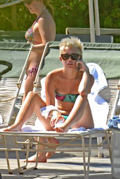 Живот Майли Сайрус на отдыхе в Палм Десерт фото #2