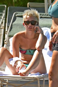 Живот Майли Сайрус на отдыхе в Палм Десерт фото #3