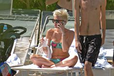 Живот Майли Сайрус на отдыхе в Палм Десерт фото #7