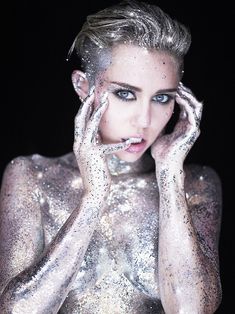 Обнаженная Майли Сайрус в клипе Real and True фото #1