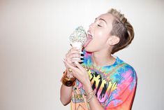 Сексуальная Майли Сайрус показала голую грудь в фотосессии Терри Ричардсона фото #11