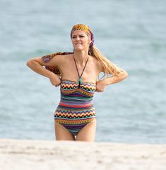 Бруклин Деккер засветила сосок на съемках в Майями фото #30