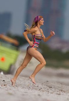 Бруклин Деккер засветила сосок на съемках в Майями фото #33