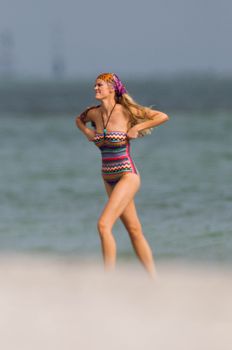 Бруклин Деккер засветила сосок на съемках в Майями фото #35