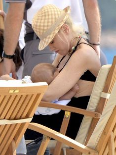 Гвен Стефани кормит грудью фото #3