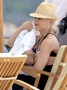 Гвен Стефани кормит грудью фото #4