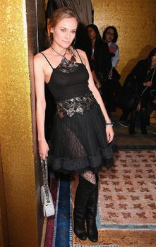 Засвет груди Дайан Крюгер на показе Chanel Metiers d'Art