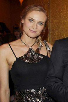 Засвет груди Дайан Крюгер на показе Chanel Metiers d'Art